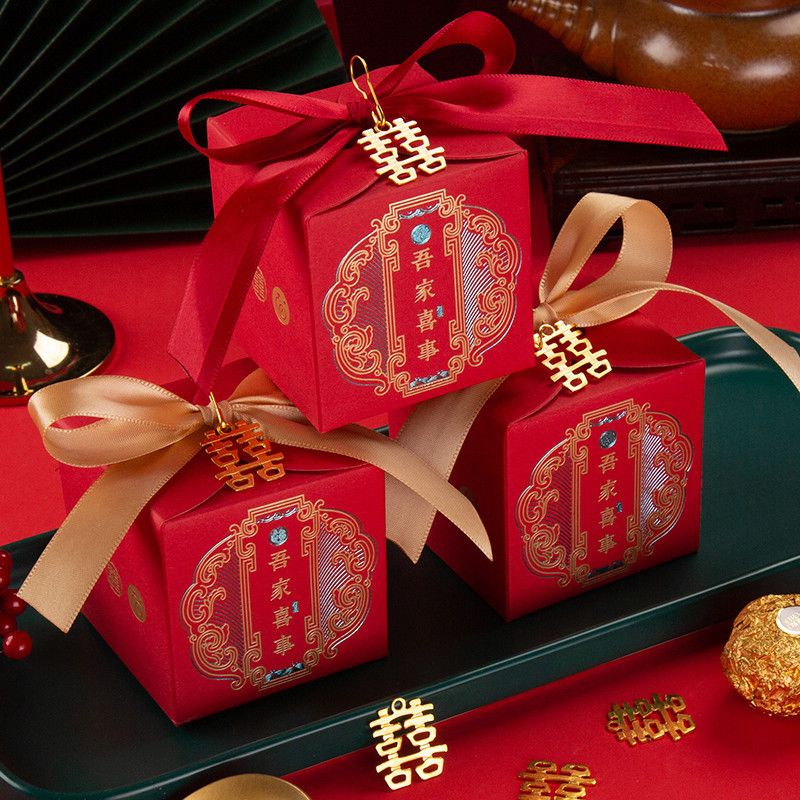 กล่องของขวัญหรูหราแนวจีน-กล่องงานแต่งงาน-สีแดง-ไม่รวมเข็มกลัดสีทอง