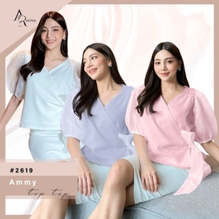 ARINDA Ammy Tops 2619 :  เสื้อทรงป้ายหน้า คอวี แขนตุ๊กตา เสื้อผูกโบว์ตรงเอว แต่งโบว์ที่แขน