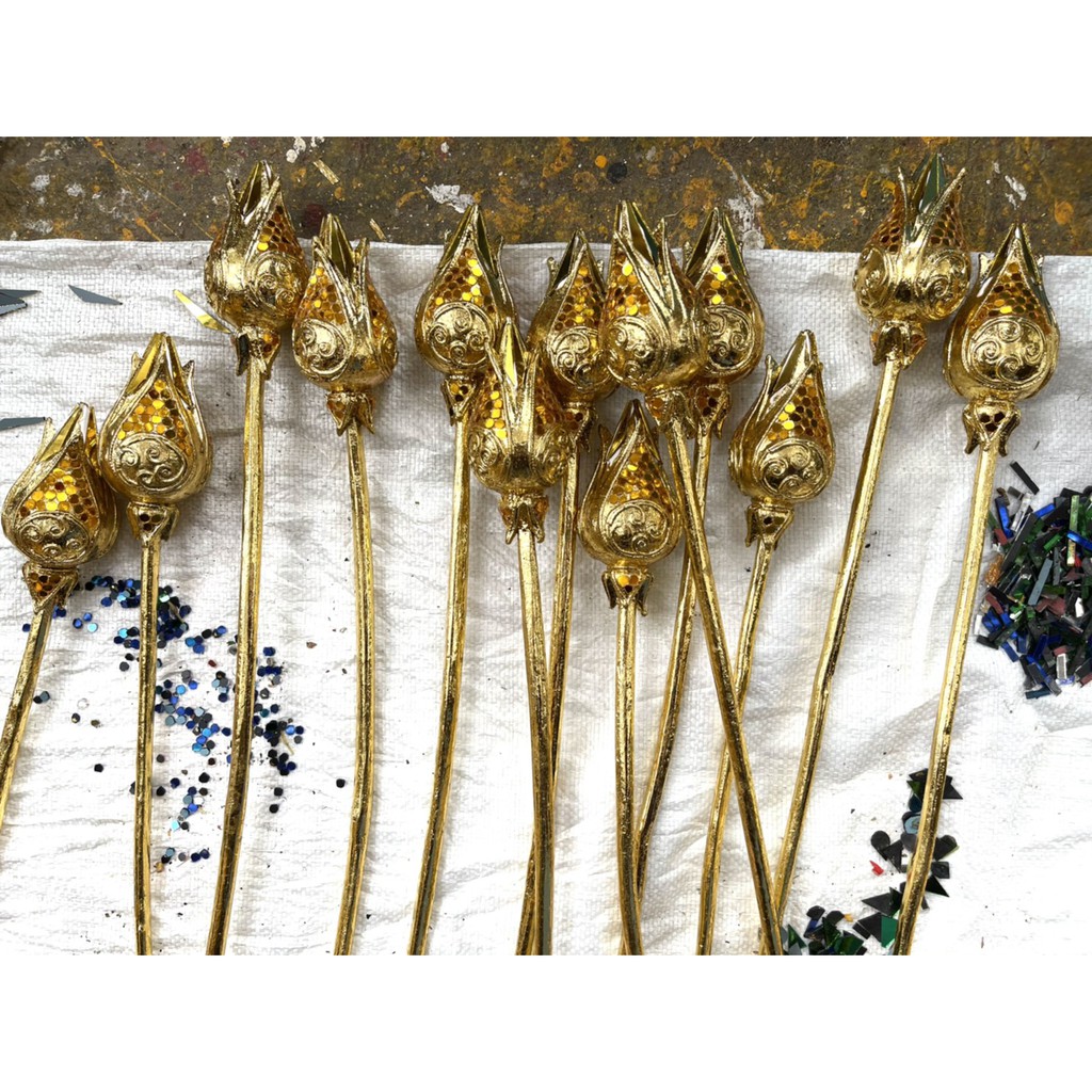 ภาพสินค้าดอกบัว ไม้แกะสลัก สีทอง ก้านยาว ดอกบัวตูม ปิดทองคำเปลวส่องประกายสุกปลั่ง ประดับกระจกสีทอง สําหรับตกแต่งบ้าน ห้องพระ วัด จากร้าน kornwikawangpreedalertkul บน Shopee ภาพที่ 4