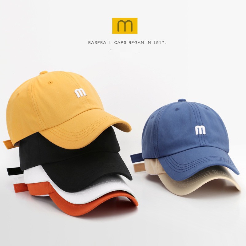 ภาพหน้าปกสินค้าหมวกแก๊ปแบบใหม่รูปตัว M มีทั้งของเด็กและผู้ใหญ่ ใส่กันเป็นครอบครัดูว จากร้าน lyshop518 บน Shopee
