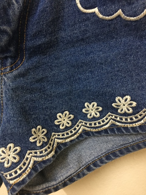 กางเกงขาสั้นเอวสูงนิดหน่อย-ปักดอกไม้สีขาวปลายขา-ไซส์-m-สนใจสินค้าสอบถามได้ตลอดเวลาคะ
