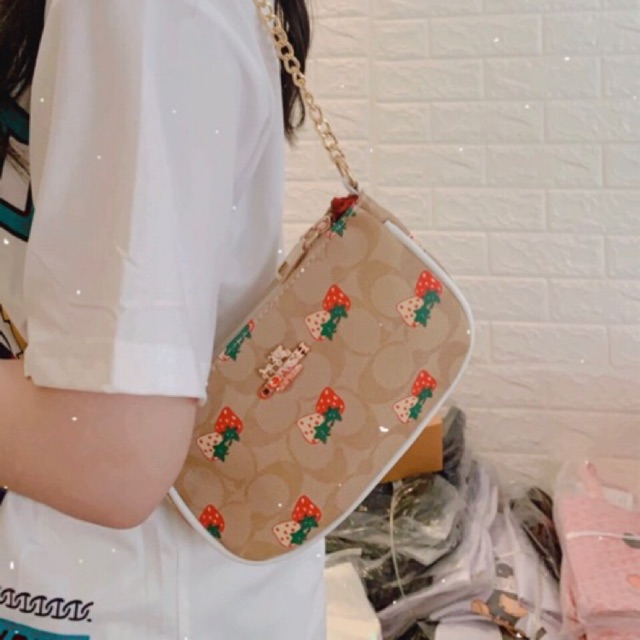 กระเป๋าสะพาข้างคลูๆ-กระเป๋า-coach-ปังเวอร์-ราคา-120-บาท