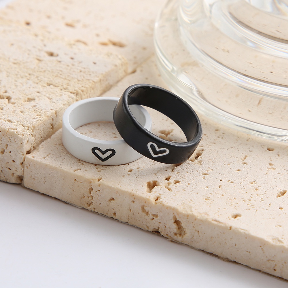 ภาพหน้าปกสินค้าแหวนอัลลอย รูปหัวใจ เรียบง่าย สําหรับคู่รัก 2 ชิ้น ต่อชุด จากร้าน whitesheepstore.th บน Shopee