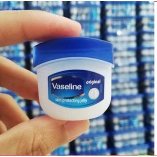 ภาพขนาดย่อของภาพหน้าปกสินค้าVaseline อินเดีย mini  วาสลีน จิ๋ว นำเข้าจากอินเดีย ลิปบำรุงริมฝีปาก ไม่มีกลิ่น ไม่มีสี จากร้าน talatphlu_beauty บน Shopee