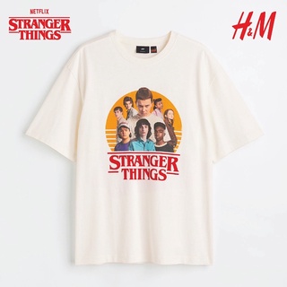 ภาพหน้าปกสินค้าเสื้อ H&M x Stranger Things พิมพ์ลายทรงหลวม ที่เกี่ยวข้อง