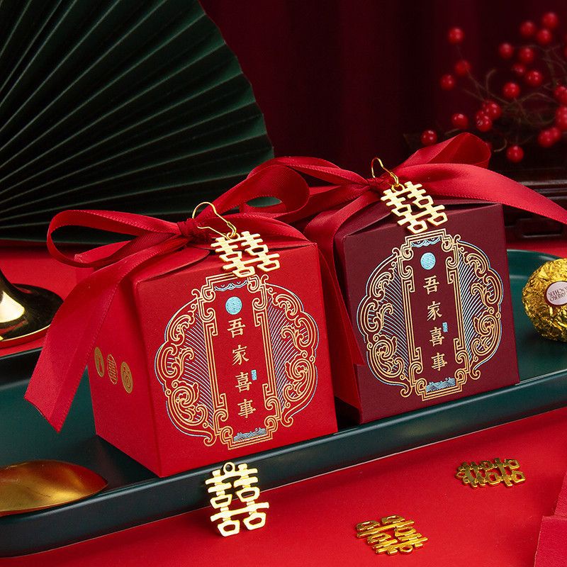 กล่องของขวัญหรูหราแนวจีน-กล่องงานแต่งงาน-สีแดง-ไม่รวมเข็มกลัดสีทอง