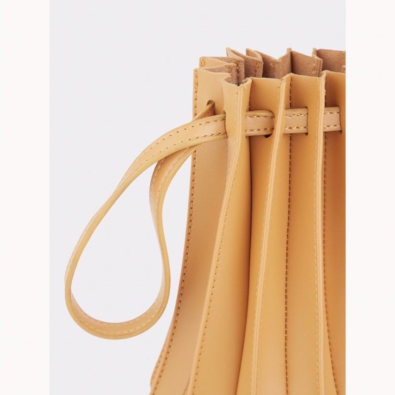 pomelo-pleated-leather-handbag-with-drawstring-กระเป๋าถือ-หนัง-กระเป๋าสะพายข้าง-สีเบจ