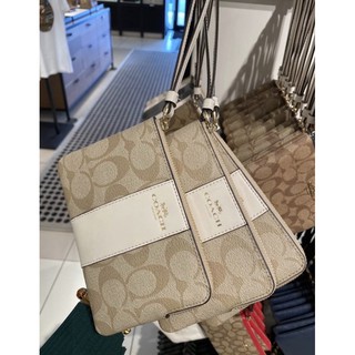 ภาพขนาดย่อของภาพหน้าปกสินค้าพร้อมส่ง แท้  New Coach คล้องมือ size S CORNER ZIP WRISTLET IN SIGNATURE CANVA F58035 LIGHT-KHAKI/CHALK จากร้าน pinyada.d บน Shopee