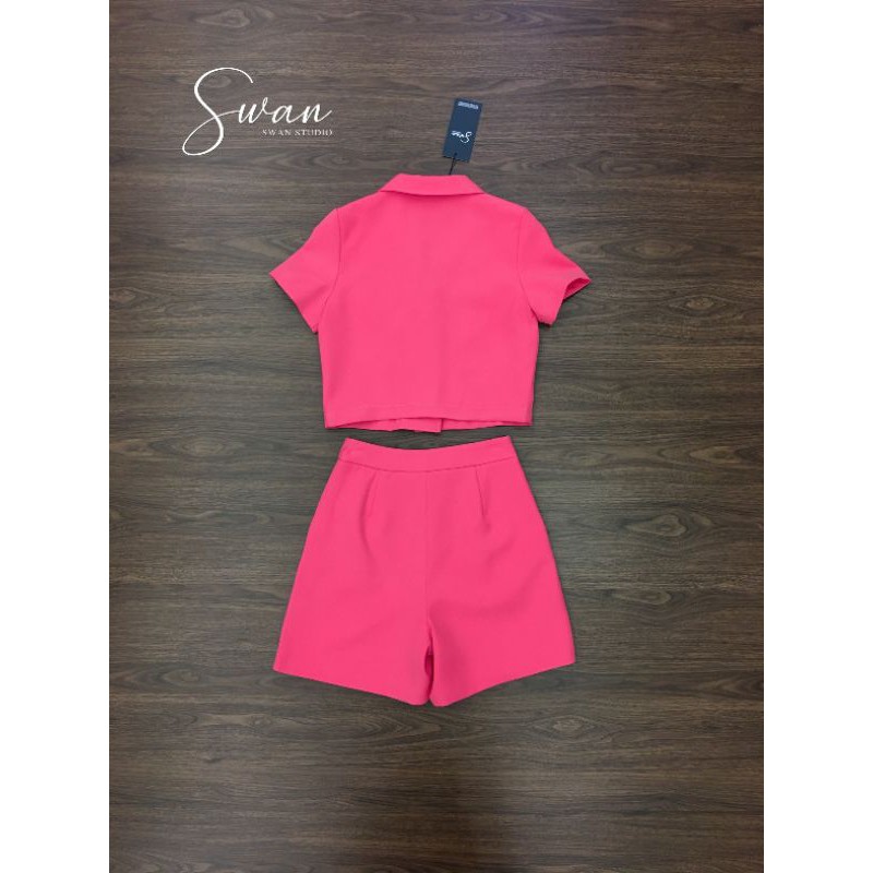 swan-studio-เซทเสื้อครอปคอปกสีชมพู-มาคู่กับกางเกงขาสั้น