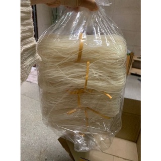 ภาพขนาดย่อของภาพหน้าปกสินค้าขนมจีนอบแห้งนครพนม ราคาส่งยกถุง10 มัด 120 บาท จากร้าน saowalakakasriworn บน Shopee