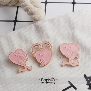 ภาพขนาดย่อของภาพหน้าปกสินค้าพร้อมส่ง :   เข็มกลัดเซ็ทหัวใจสามดวงสีชมพู  Three Pink Heart Enamel Brooch Pin Set. จากร้าน pimpinitsrimook บน Shopee