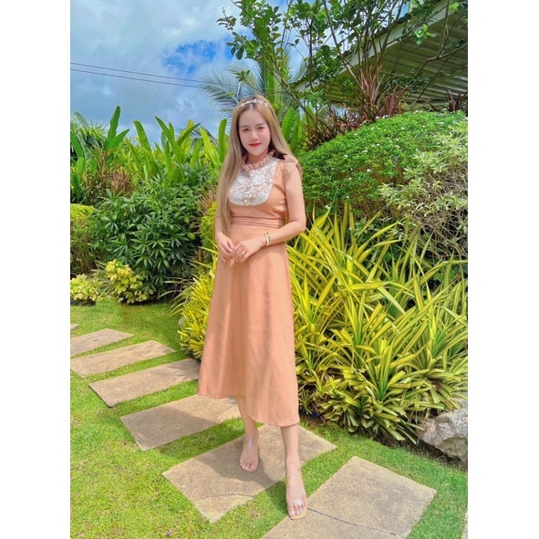 เดรสยาวแต่งลูกไม้ช่วงบน-ตรงกระโปรงเป็นผ้าพื้น-แต่งกระดุม-ใส่งานบุญงานบวช-สวยหวานใส่สบาย