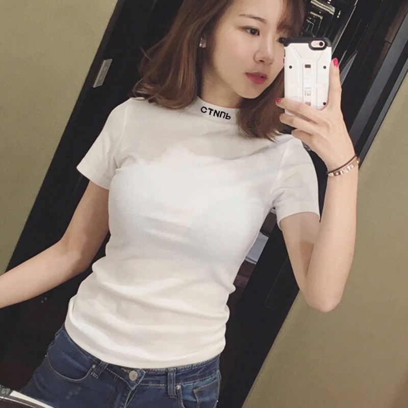 รูปภาพของเสื้อยืดผู้หญิงแฟชั่น เสื้อยืดแขนสั้นคอเต่าสไตล์เกาหลีสำหรับผู้หญเสื้อสีพื้น เสื้อขาวดำ3378ลองเช็คราคา