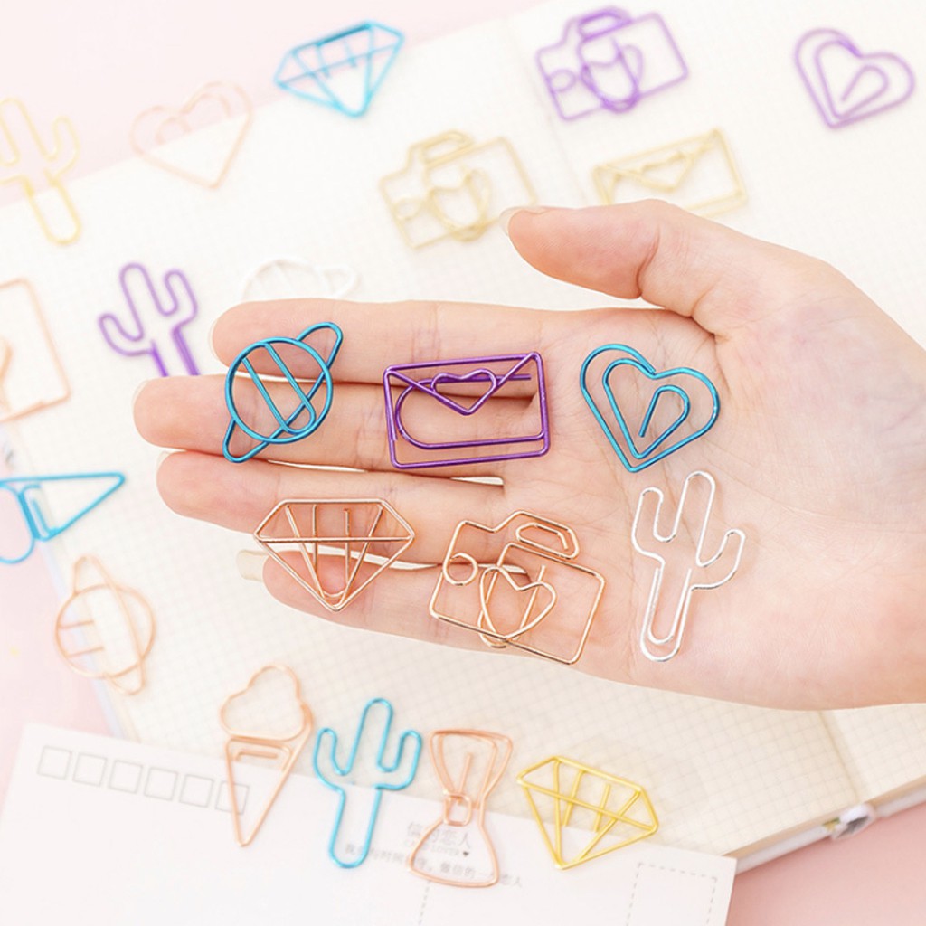 ภาพหน้าปกสินค้าคลิปหนีบกระดาษ เซ็ต 10 ชิ้น หลายสี  Color Special-Shaped Paper Clip mimisplan