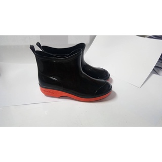 รองเท้าบูทข้อสั้น สีดำ-ส้ม  รุ่น 6900 ผลิตจากพลาสติก PVC คุณภาพดี กันน้ำ กันลื่น ทนทาน พร้อมใช้ในทุกสถานการณ์ ถูกชัวร์