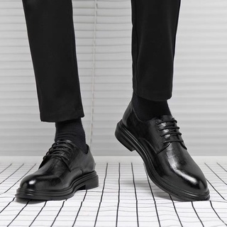 ภาพหน้าปกสินค้ารองเท้าผู้ชาย รองเท้าทางการ รองเท้าทำงานผู้ชายหนังแท้ แบบผูกเชือก สีดำ ที่เกี่ยวข้อง