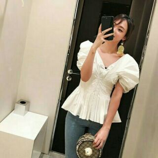Sale เสื้อสีขาวเปิดไหล่ คอวีแขนพองสไตล์เกาหลี