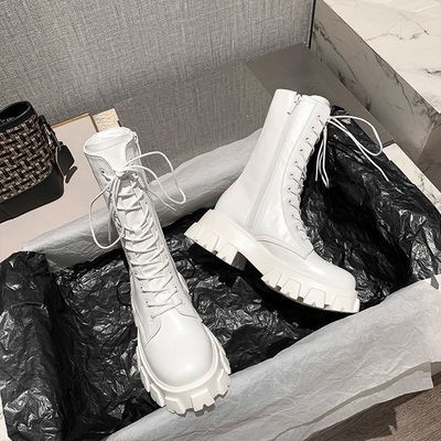 ภาพหน้าปกสินค้า~ รองเท้าบูทมาร์ตินผู้หญิงอินเทรนด์อินเทรนด์ 2020 ฤดูใบไม้ร่วงใหม่รองเท้าบูทกลางท่อหนาพื้นรองเท้าบูทสั้นสีขาวบ