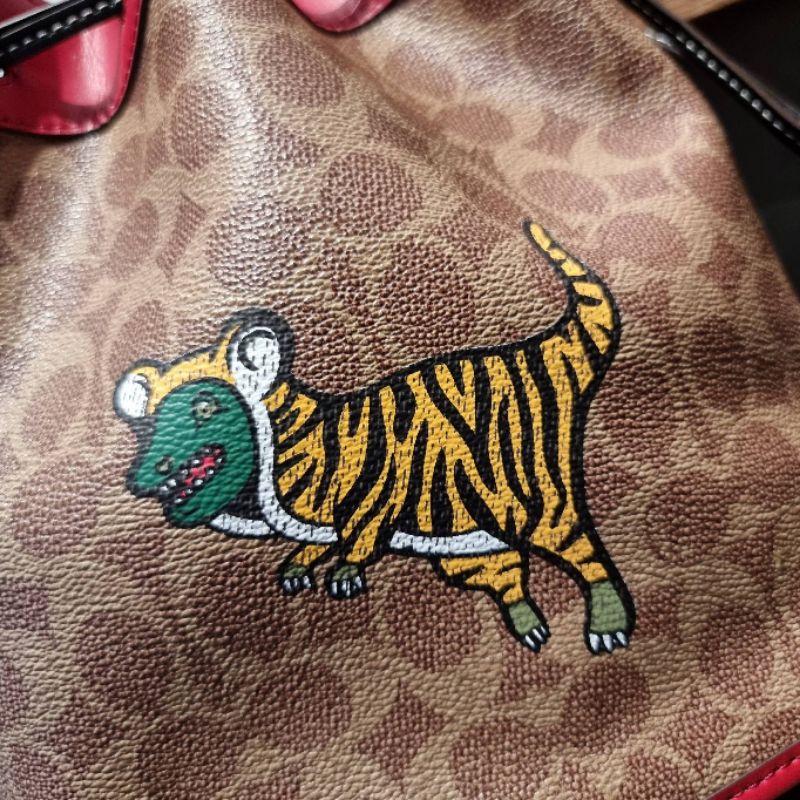 coach-lunar-new-year-field-bucket-bag-in-signature-canvas-with-tiger-rexy