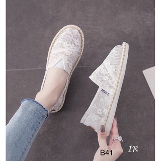 B41 รองเท้าผ้าใบลูกไม้นิ่มลายดอก เสริมความเก๋ให้ลุคส์ของคุณ