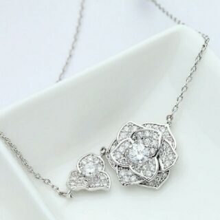 สร้อยคอ 18k Platinum Plated พร้อมจี้ห้อยคอเพชร CZ ดีไซน์กุหลาบ