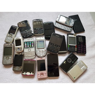 ภาพขนาดย่อของภาพหน้าปกสินค้าโทรศัพท์เก่า มือถือปุ่มกด มือถือสะสม ตั้งโชว์ ขายโล๊ะๆ Nokia Samsung อื่นๆ จากร้าน momonz_shop บน Shopee