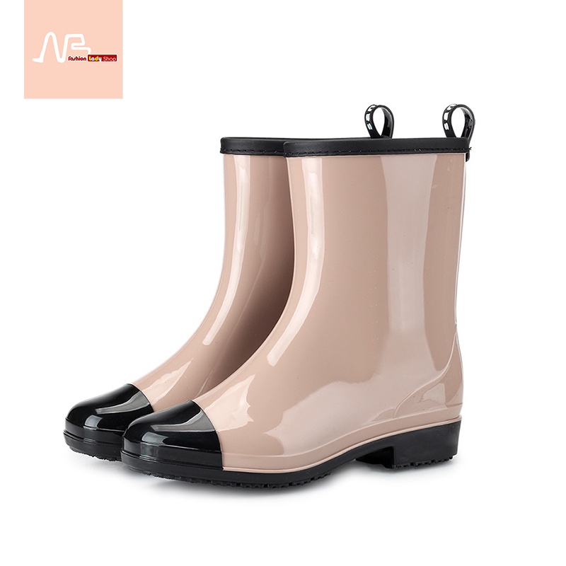 ภาพหน้าปกสินค้าแฟชั่นใหม่ลื่นรองเท้าฝนกันน้ำรองเท้าน้ำของผู้หญิงผู้ใหญ่ที่อบอุ่นบวกฝ้ายน้ำรองเท้า SD5180