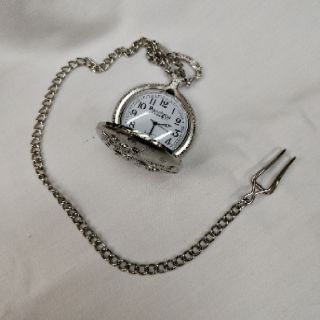 ภาพขนาดย่อของภาพหน้าปกสินค้านาฬิกาพระใช้นาฬิกาตลับพกพา มีเส้นแต่ ไม่มีสาย นาฬิกาวินเทจ เพื่อคนชอบสะสม จากร้าน goodtimewatchshop บน Shopee