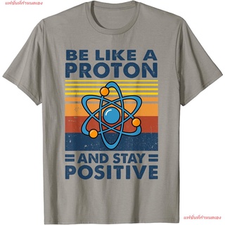 แฟชั่นที่กำหนดเอง Be A Proton Stay Positive Vintage Science Nerd T-Shirt ผู้ชาย เสื้อยืด พิมพ์ลาย เสื้อยืด ผ้าคอตตอน100%