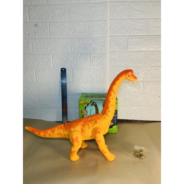 ไดโนเสาร์คอยาวตัวใหญ่มากๆและ-ไข่ไดโนเสาร์-พร้อมไฟโปรเจ็คเตอร์ด้านหน้าและไดโนเสาร์ทีเร็กซ์ขนาดกลางและใหญ่