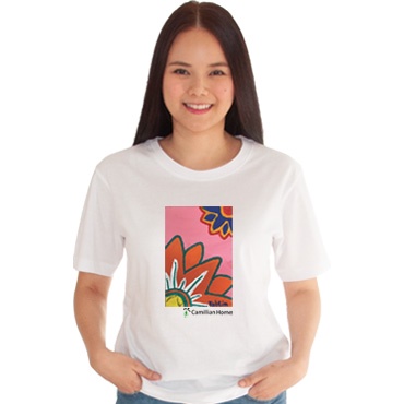 เสื้อยืด-สีขาว-พิมพ์ลาย-สีสันแห่งดอกไม้-บ้านคามิลเลียน-เสื้อยืดคอตตอน-คอกลม-แขนสั้น-ใส่สบาย-นุ่ม-จากภาพวาด-by-12tprint