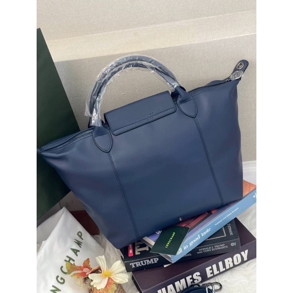 กระเป๋าสำหรับคุณผู้หญิง-longchamp-le-pliage-cuir-top-handle-bag-size-m-navy-blue