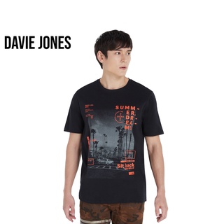 เสื้อยืดใหม่ 2022DAVIE JONES เสื้อยืดพิมพ์ลาย สีดำ ทรง Regular Fit Graphic Print T-Shirt in black TB0204BKL XL  XXL 3XL