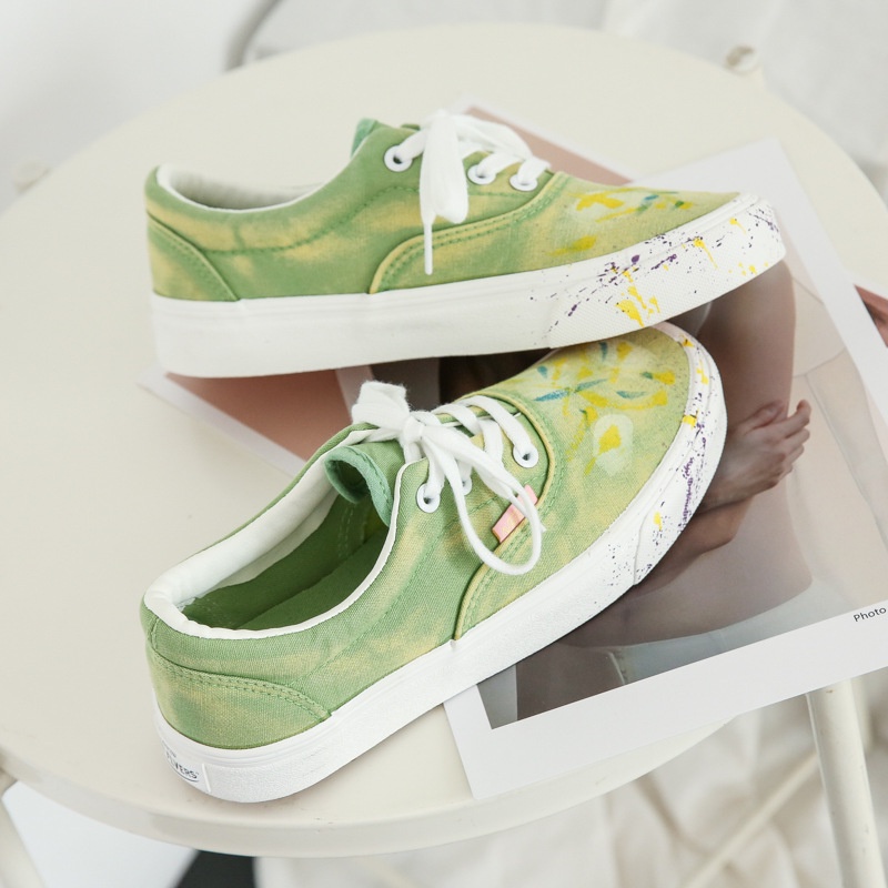 ภาพหน้าปกสินค้าRenBen2022 ใหม่รองเท้าผ้าใบ Graffiti สีเขียวแบนรองเท้าผ้าใบเกาหลีผู้หญิง จากร้าน b_massachusetts348.th บน Shopee