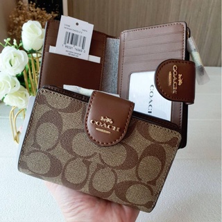 🎀 (สด-ผ่อน) กระเป๋าสตางค์ กระดุมน้ำตาล ลายซีสีน้ำตาล C0082 Medium Corner Zip Wallet in Signature Canvas