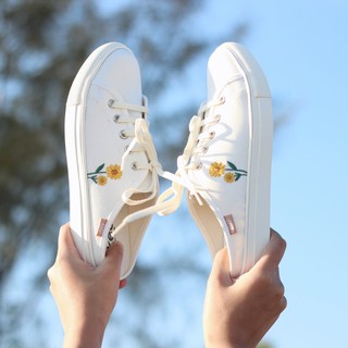 สินค้า SUN FLOWER SNEAKER : รองเท้าผ้าใบเปิดส้นลายปักดอกไม้ทานตะวัน