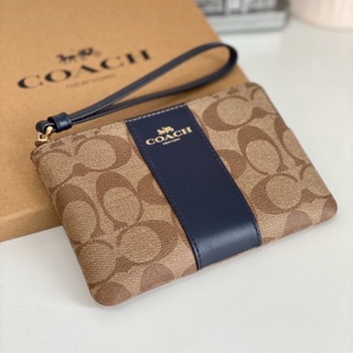 สินค้า พร้อมส่ง แท้ 🇺🇸💯% New Coach คล้องมือ 1 zip S รุ่น CORNER ZIP WRISTLET IN SIGNATURE CANVAS F58035 KHAKI/BLACK