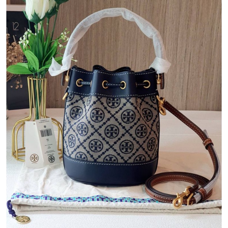 สด-ผ่อน-กระเป๋า-crossbody-สีกรม-งานชอป-ใบเล็ก-tory-burch-80534-t-monogram-jacquard-mini-bucket-bag