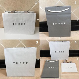 ถุงกระดาษ แบรนด์ THREE ใบเล็ก ใบกลาง ใบใหญ่ ของแท้ มาจาก shop ที่ Central world ซื้อเองเลย  มั่นใจได้เลยว่าของแท้ แน่นอน