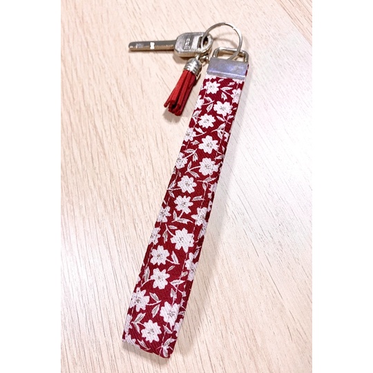 พวงกุญแจ-พวงกุญแจคล้องมือ-key-fobs-handmade-red-blossom
