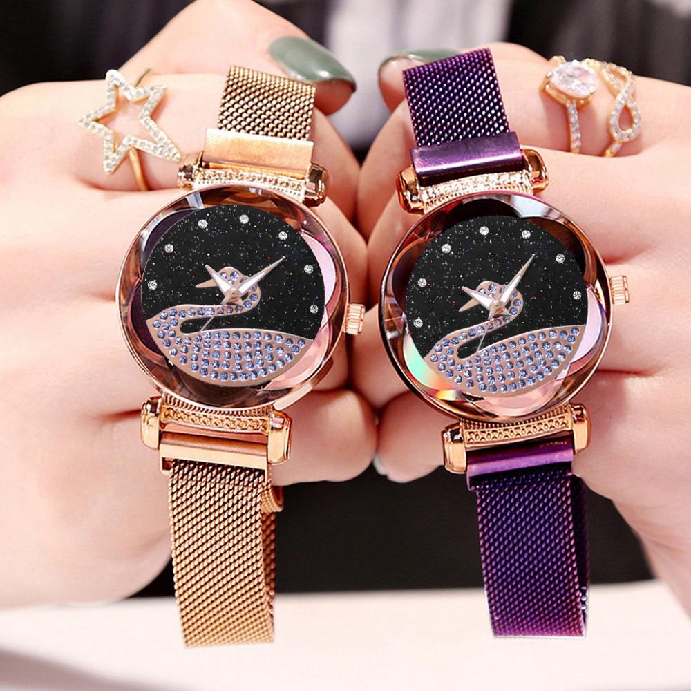 ภาพหน้าปกสินค้านาฬิกาผู้หญิง，Watch，นาฬิกาเกาหลีแสงดาวนาฬิกาเพชรWomen Starry Sky Watch Magnet Buckle Strap Watch ที่เกี่ยวข้อง