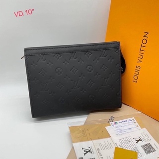 ภาพขนาดย่อของภาพหน้าปกสินค้าLouis Vuitton LV POCHETTE VOYAGE กระเป๋าคลัช กระเป๋าคลัทช์ กระเป๋าถือ จากร้าน nontiya_dream บน Shopee
