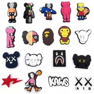 ภาพหน้าปกสินค้าแฟชั่น kaws Croc Charms ตกแต่งรองเท้า Charm สําหรับ Pins อุดตัน สร้อยข้อมือ สายรัดข้อมือ ของขวัญ สําหรับงานเลี้ยงวันเกิด โปรดปราน วันหยุด ที่เกี่ยวข้อง