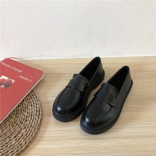 ภาพหน้าปกสินค้าulzzang ใหม่ญี่ปุ่นฮาราจูกุวิทยาลัยลมนุ่มน้องสาวสาว jk เครื่องแบบรองเท้าที่เรียบง่าย OL รองเท้าหนังขนาดเล็กรองเท้า Lok F ที่เกี่ยวข้อง