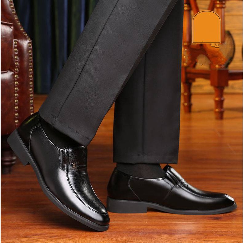 ภาพหน้าปกสินค้ายอดฮิต พร้อมส่ง มาใหม่ ZB055 รองเท้าหนังผู้ชายรองเท้าหนังชาย รองเท้าทำงานชาย2023 จากร้าน zhabei บน Shopee