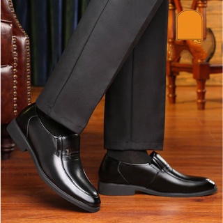 ภาพขนาดย่อของภาพหน้าปกสินค้ายอดฮิต พร้อมส่ง มาใหม่ ZB055 รองเท้าหนังผู้ชายรองเท้าหนังชาย รองเท้าทำงานชาย2023 จากร้าน zhabei บน Shopee