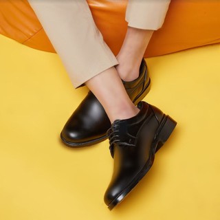 ภาพหน้าปกสินค้าKim&Co. รองเท้าหนัง รองเท้าคัชชู ผู้ชายสีดำ แบบผูกเชือก รุ่น K007 ซึ่งคุณอาจชอบสินค้านี้