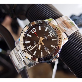 (New) นาฬิกาข้อมือผู้ชาย Casio รุ่น MTP-VD01D-1BV สายแสตนเลส หน้าปัดดำ - มั่นใจ ของแท้ 100% ประกันสินค้า 1 ปีเต็ม