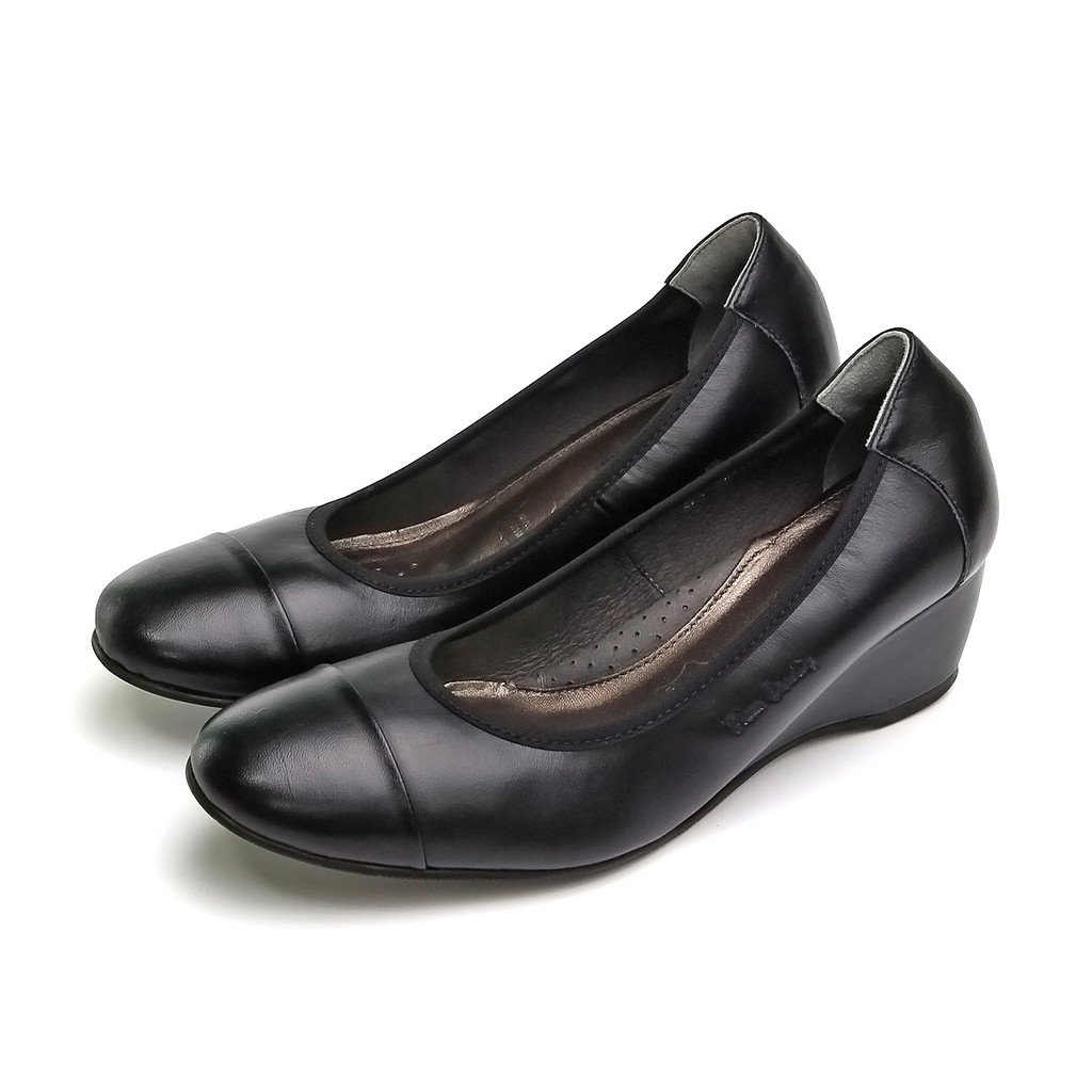 ภาพหน้าปกสินค้าPierre Cardin รองเท้าผู้หญิง รองเท้าส้นสูง นุ่มสบาย ผลิตจากหนังแท้ สีดำ รุ่น 27WC448