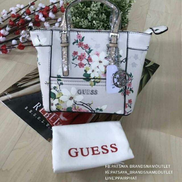 guess-saffino-แท้-outlet-คอลเลคชั่น2017-สวยเด่นกว่ารุ่นเก่าตรงที่เล่นลวยลายบนกระเป๋า